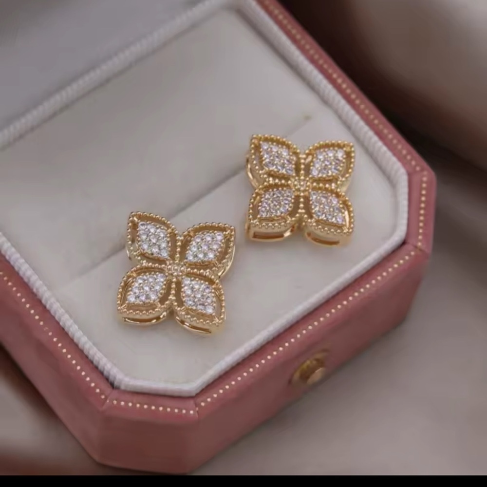 Alhambra Venetian Princess Gold Leaf Elegant 18K Gold Stainless Steel Earrings - Picture 4 of 5